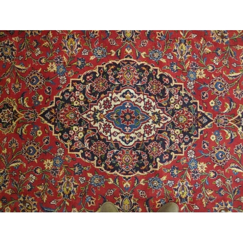 912 - A good Persian Kashan carpet, decorated with a central stylised medallion amidst scrolling foliate d... 