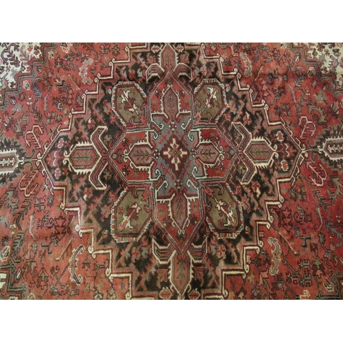 913 - A good Persian Heriz carpet, decorated with central medallion and stylised motifs predominantly on a... 