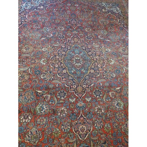 930 - A large good quality antique/vintage Persian Keshan carpet, decorated with central medallion and sty... 