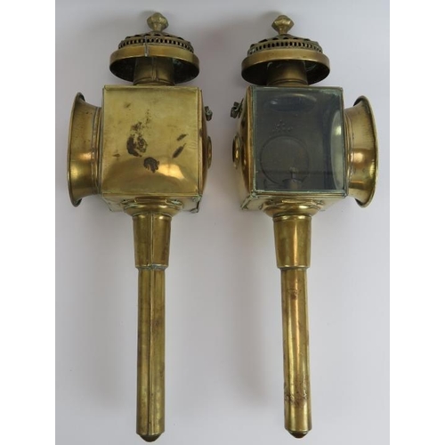 104 - A good quality pair of 19th century brass carriage lamps with oil burners, bevelled glass sides and ... 