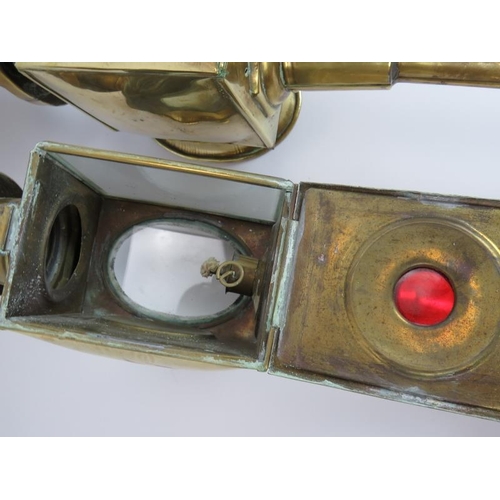 104 - A good quality pair of 19th century brass carriage lamps with oil burners, bevelled glass sides and ... 