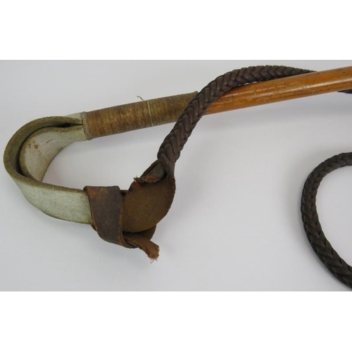 111 - A Malacca Hunting Whip with a Antler handle and silver collar.
Hallmarked Birmingham 1900, Stamped J... 