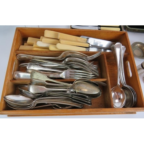 142 - A quantity of silver plated cutlery including a boxed grapefruit set, tea spoons and knives, a three... 