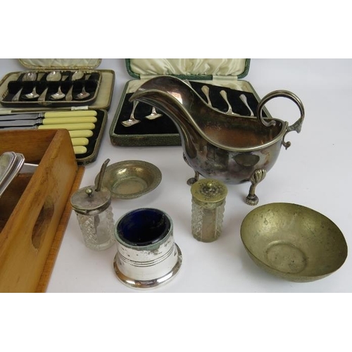 142 - A quantity of silver plated cutlery including a boxed grapefruit set, tea spoons and knives, a three... 