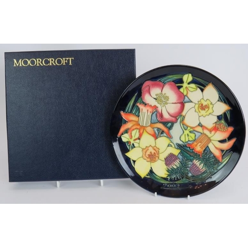 171 - A Moorcroft pottery limited edition Golden Jubilee 2002 calendar plate and box. Diameter 22.5cm.
Con... 