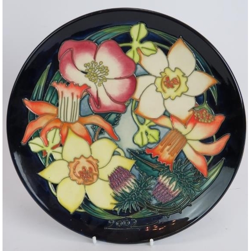 171 - A Moorcroft pottery limited edition Golden Jubilee 2002 calendar plate and box. Diameter 22.5cm.
Con... 