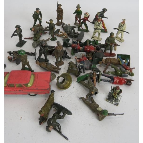 197 - A quantity of vintage lead soldiers and a similar quantity of vintage plastic soldiers. (qty).
Condi... 