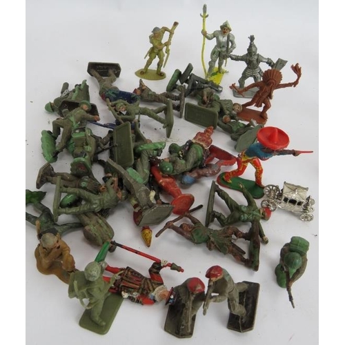 197 - A quantity of vintage lead soldiers and a similar quantity of vintage plastic soldiers. (qty).
Condi... 