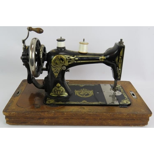 262 - A vintage Serata manual sewing machine with wooden case, key and instructions.
Condition report: Unt... 