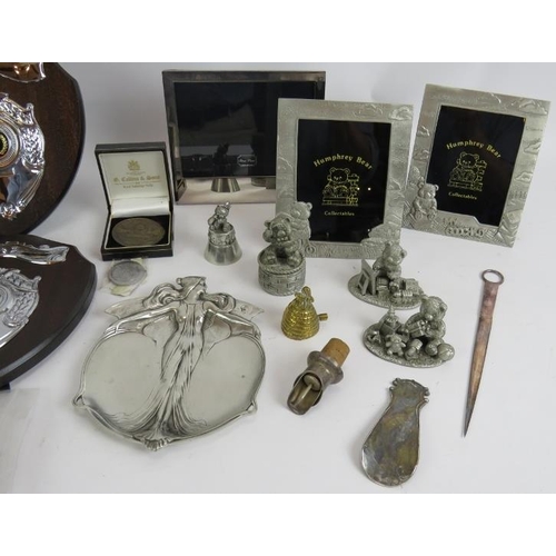 271 - A mixed lot of mainly new gift ware including four unengraved trophy plaques, Humphrey Bear photo fr... 