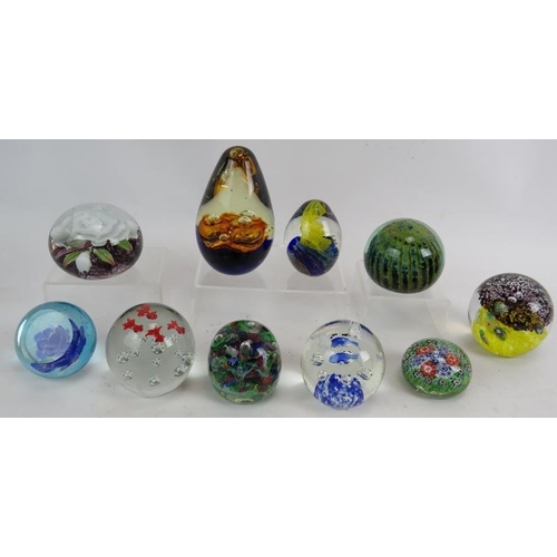 285 - Ten decorative 20th century glass paperweights.
Condition report: No issues.