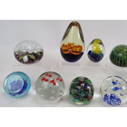 285 - Ten decorative 20th century glass paperweights.
Condition report: No issues.