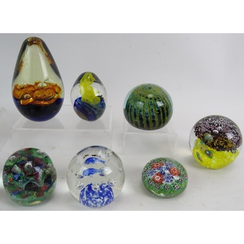 285 - Ten decorative 20th century glass paperweights.
Condition report: No issues.