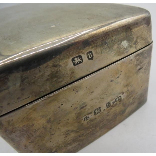 318 - A heavy silver cigarette box, Birmingham 1895.
Condition report: Surface scratching.