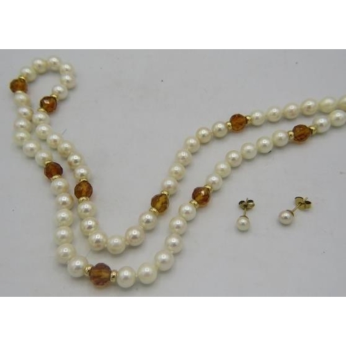 323 - A pearl necklace interspersed with 9 faceted citrine stones and 18 yellow metal spacers. 14ct yellow... 