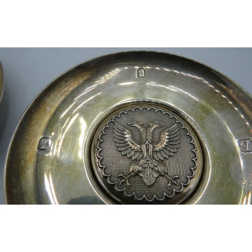 351 - A pair of silver commemorative dishes depicting a twin headed eagle, 1672 Ch Co 1972, London 1971. 5... 