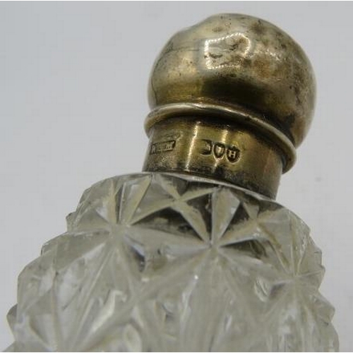 376 - A conicle shaped cut glass scent bottle with silver top. London 1883.
Condition report: Top dented.