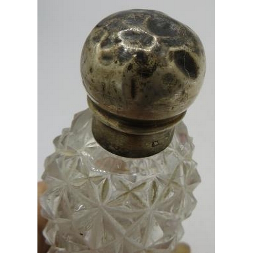 376 - A conicle shaped cut glass scent bottle with silver top. London 1883.
Condition report: Top dented.