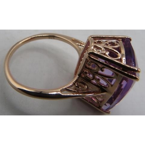 390 - Large pink amethyst cocktail ring. Faceted cushion cut 18 x 13mm. 14k rose gold/925. Excellent cut, ... 