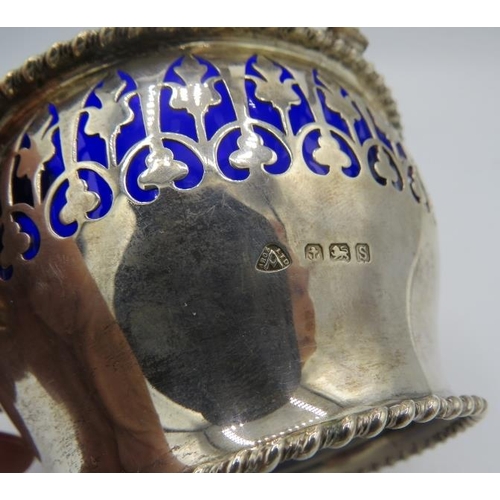 409 - A silver dish having pierced decoration with handles and blue glass liner, Birmingham 1917..
Conditi... 