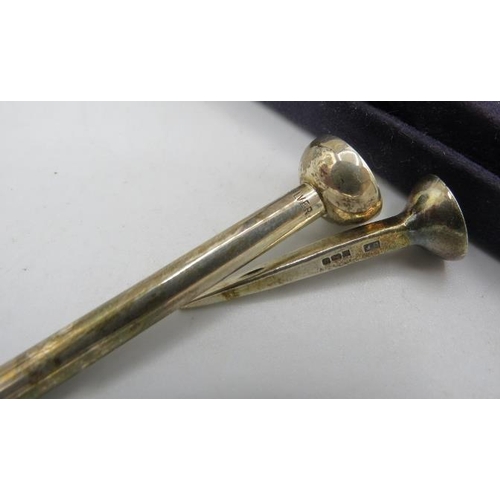 414 - A silver golf tee. Birmingham 1990 and a sterling silver pencil in the shape of a golf tee. Boxed.
C... 