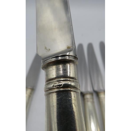 485 - A set of silver handled dinner knives: Sheffield 1972.
Condition report: Some surface scratching.