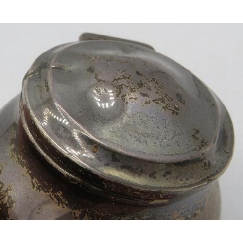 490 - A silver circular inkwell. Birmingham 1922. Approx: 3