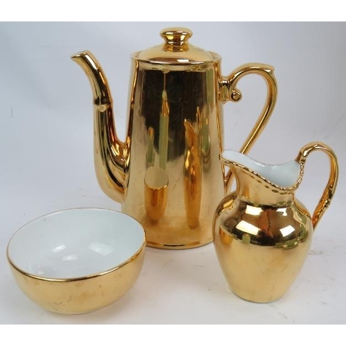 76 - A 21 piece Gilt and Green Limoges R.G. Montigny tea set, comprising: tea pot, milk jug, sugar bowl, ... 