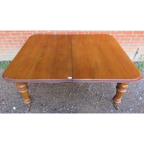 733 - A good quality 19th century medium oak wind-out extending dining table, with two additional leaves, ... 