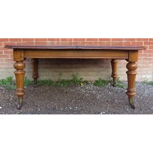 733 - A good quality 19th century medium oak wind-out extending dining table, with two additional leaves, ... 