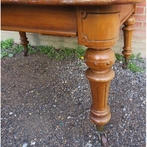 733 - A good quality 19th century medium oak wind-out extending dining table, with two additional leaves, ... 