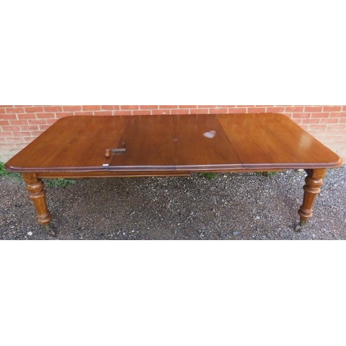 733 - A good quality 19th century medium oak wind-out extending dining table, with two additional leaves, ... 