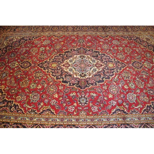 913 - An excellent central Persian Kashan carpet, central pattern rising from cream to blue to red. In ver... 