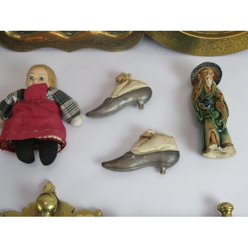 10 - A lot of mixed collectables including 2 Eastern brass trays, a brass meat jack bracket, 2 shoe pin c... 