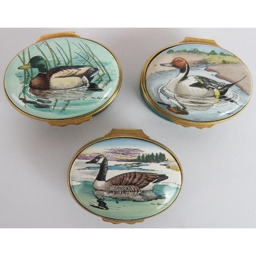 119 - 8 x enamel trinket boxes including 6 by Halcyon Days, one Moorcroft and one Crummels & Co. (8).
Cond... 