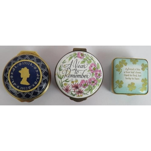 119 - 8 x enamel trinket boxes including 6 by Halcyon Days, one Moorcroft and one Crummels & Co. (8).
Cond... 