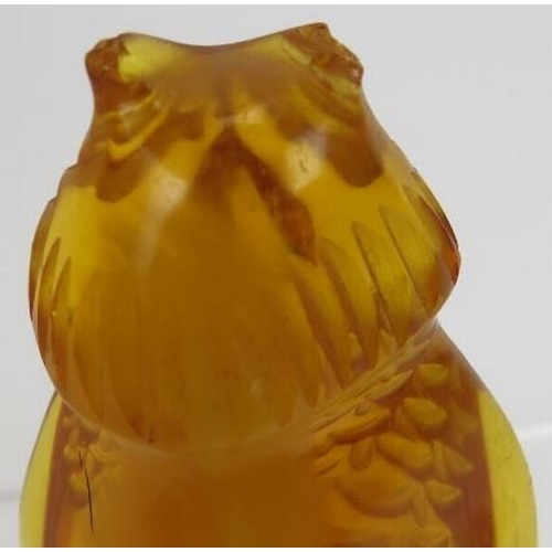 124 - A carved Baltic Amber figure of a cat and a similar figure of an owl. Tallest 7cm. (2).
Condition re... 