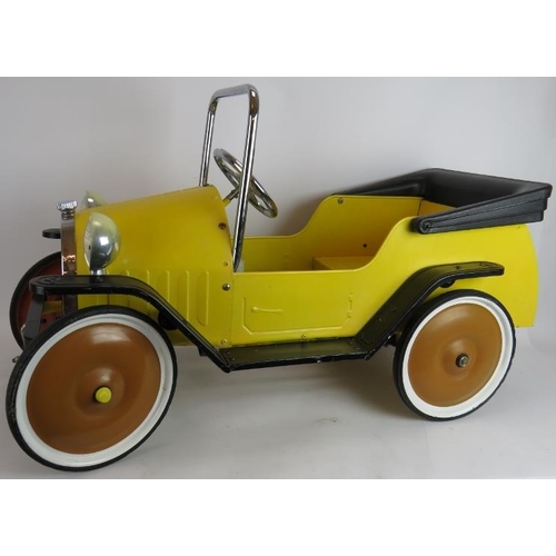 40 - A vintage style child's pedal car of steel construction with working steering. Length 96cm.
Conditio... 