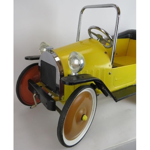 40 - A vintage style child's pedal car of steel construction with working steering. Length 96cm.
Conditio... 