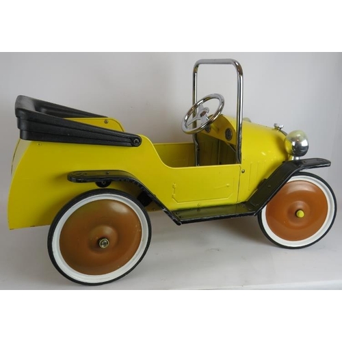 40 - A vintage style child's pedal car of steel construction with working steering. Length 96cm.
Conditio... 