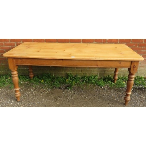 777 - A vintage stripped pine country kitchen table, on baluster turned supports. 
Condition report: Minor... 