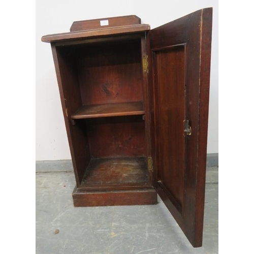 805 - An Edwardian mahogany bedside cabinet with panelled door and loose internal shelf, on a plinth base.... 