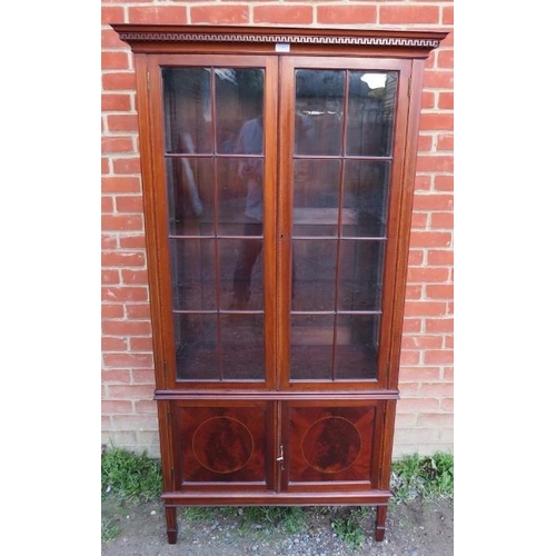 862 - An Edwardian Regency Revival glazed display cabinet with Greek key cornice and crossbanded inlay, ho... 