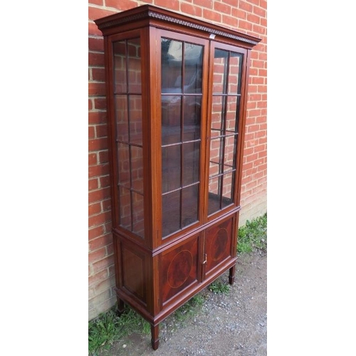 862 - An Edwardian Regency Revival glazed display cabinet with Greek key cornice and crossbanded inlay, ho... 