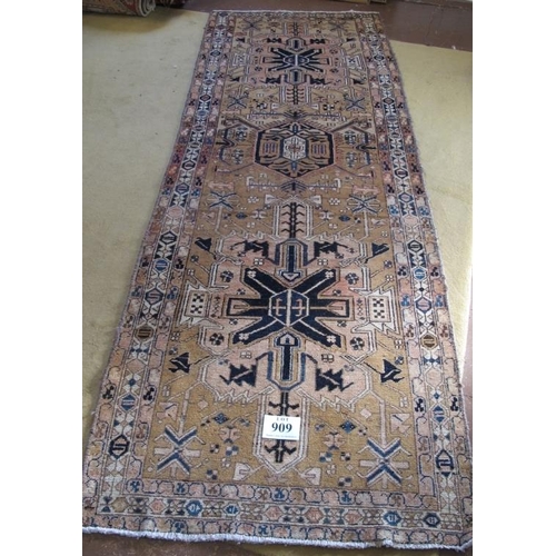 909 - North West Persian Heriz runner, very patterned rug in pale muted colours, good condition. 300cm x 1... 