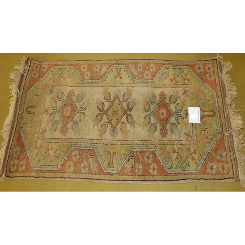 933 - A late 20th century wool rug. Pastel shades. 135cm x 82cm. In good condition.