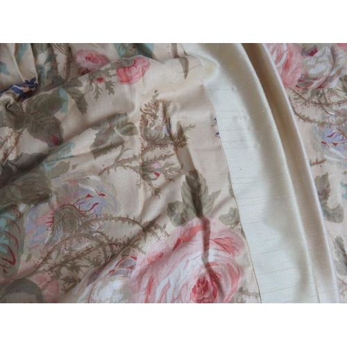 120 - A pair of good quality Colefax and Fowler style cabbage rose pattern curtains, thermally lined. Dime... 