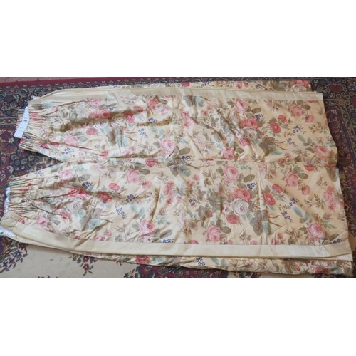 120 - A pair of good quality Colefax and Fowler style cabbage rose pattern curtains, thermally lined. Dime... 