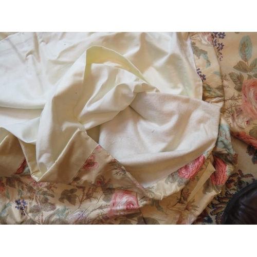 120 - A pair of good quality Colefax and Fowler style cabbage rose pattern curtains, thermally lined. Dime... 