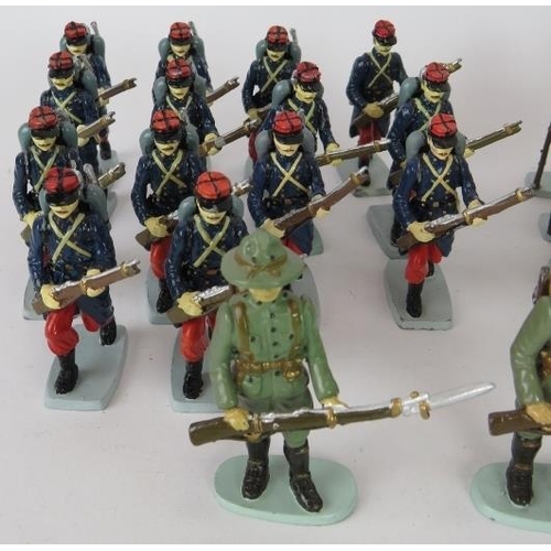 136 - A collection Hachette model lead soldiers, hand painted, average height: 6.5 cm. Includes British, G... 